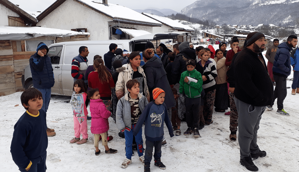 Help distributed food aid to 55 Roma and Egyptioan families